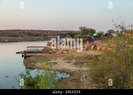 Oanob Lake, Namibia - 28. September 2018: Blick auf den Lake Oanob, ein idyllischer Ferienort mit einem See und einem Damm bei Rehoboth in der Kalahari Wüste. Stockfoto