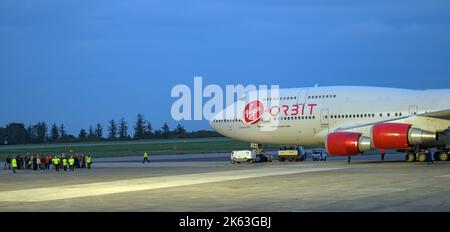 Newquay, Cornwall, Großbritannien. 11. Oktober 2022. Virgin Orbit 747 'Cosmic Girl' wird von Mitarbeitern und Besuchern des Spaceport Cornwall begrüßt Credit: Bob Sharples/Alamy Live News Stockfoto