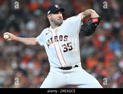 Houston, Usa. 11. Oktober 2022. Houston Astros startet Pitcher Justin Verlander wirft im zweiten Inning gegen die Seattle Mariners während des Spiels eins einer American League Division Series im Minute Maid Park in Houston, Texas am Dienstag, 11. Oktober 2022. Foto von Maria Lysaker/UPI. Kredit: UPI/Alamy Live Nachrichten Stockfoto