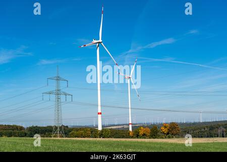 Windpark bei Bad Wünnenberg, Ostwestfalen-Lippe, entlang der Autobahn A44, NRW, Deutschland, Stockfoto