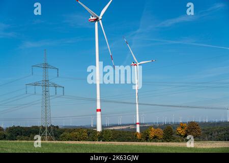 Windpark bei Bad Wünnenberg, Ostwestfalen-Lippe, entlang der Autobahn A44, NRW, Deutschland, Stockfoto