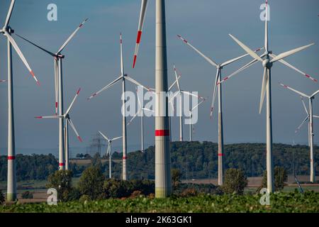 Windpark bei Bad Wünnenberg, Ostwestfalen-Lippe, entlang der Autobahn A44, NRW, Deutschland, Stockfoto