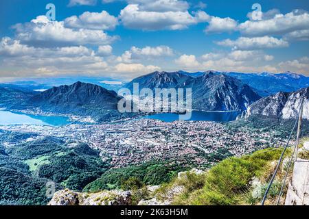 Ein Panoramablick auf Lecco, am Comer See, Italien. Von Piani D’erna 1375m über dem Meeresspiegel. Stockfoto