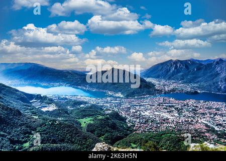 Ein Panoramablick auf Lecco, am Comer See, Italien. Von Piani D’erna 1375m über dem Meeresspiegel. Stockfoto