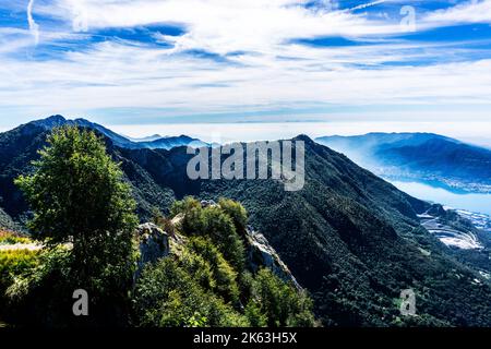 Die Landschaft um Piani D’erna 1375m über dem Meeresspiegel, oberhalb von Lecco, am Comer See, Italien. Stockfoto