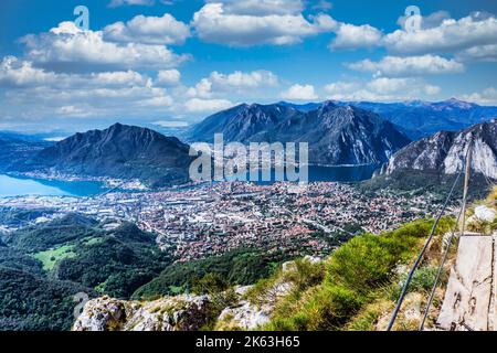 Ein Panoramablick auf Lecco, am Comer See, Italien. Von Piani D’erna 1375m über dem Meeresspiegel. Stockfoto