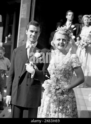 Datei-Foto vom 12/08/49 von Angela Lansbury mit ihrem Mann Peter Shaw nach ihrer Hochzeit in der St. Columba's Church, London. Angela Lansbury ist laut einer Familienmitteilung im Alter von 96 Jahren gestorben. Stockfoto