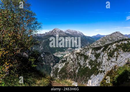 Ein Abschnitt des Alpengebirges, der von Piani D’erna aus gesehen wird, 1375m m über dem Meeresspiegel in der Nähe der Stadt Lecco am Comer See Stockfoto