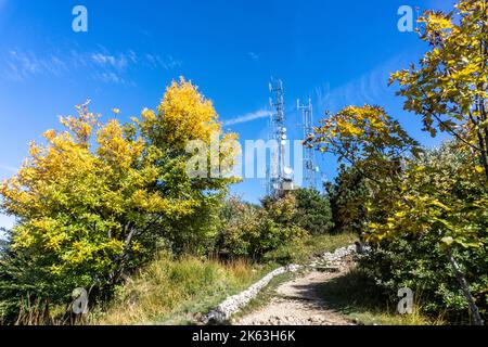 Telekommunikationstürme auf den alpen bei Piani D’erna, oberhalb der Stadt Lecco, am Comer See, Italien. Stockfoto