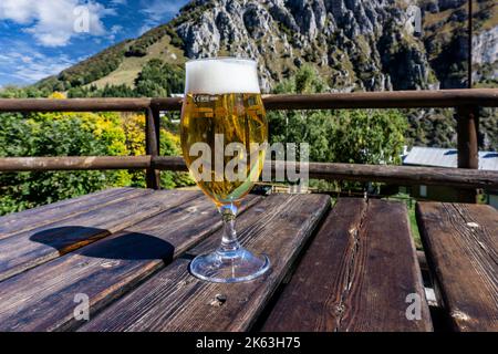 Ein Glas Bier auf einem Tisch in einem Restaurant in Piani D’erna 1375m über dem Meer über Lecco am Comer See, Italien. Stockfoto