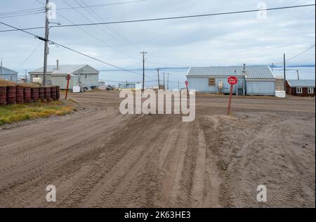 Straßenlandschaft mit Häusern mit Blick auf den Arktischen Ozean am Pond Inlet (Mittimatalik), Nunavut Stockfoto