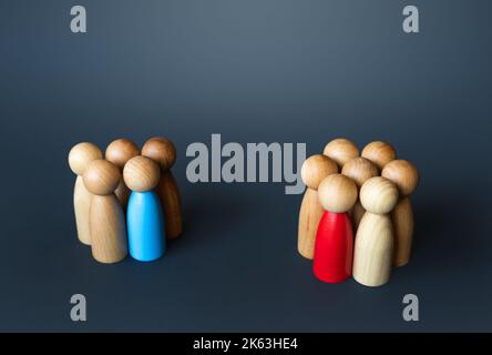 Zwei Oppositionsgruppen. Rivalisierende Anführer ziehen Menschen an ihre Seite. Demokratische Wahlen. Umfrage. Geteilte Meinungen. Marketing. Politik Stockfoto