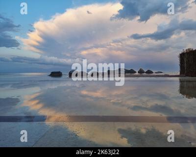 Ruhe am Roten Meer nach Regen spiegeln sich Wolken in der Wasseroberfläche Ägyptens. Stockfoto
