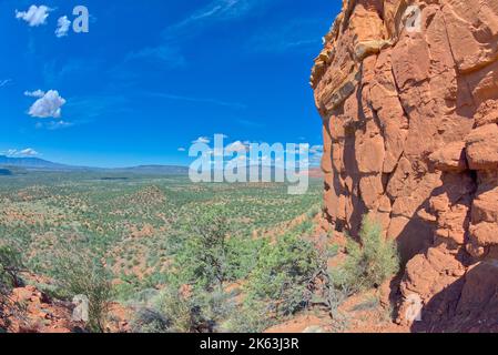 Die Westwand der steilen Klippe auf dem Südgipfel des Cockscomb Butte in Sedona, Arizona. Stockfoto