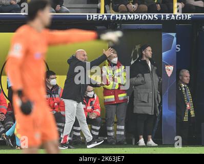 Dortmund, Deutschland. 11. Oktober 2022. Fußball: Champions League, Borussia Dortmund - FC Sevilla, Gruppenphase, Gruppe G, Matchday 4 im Signal Iduna Park: Sevillas Torhüterin Yassine Bounou rief 'Bono' (l) und Sevillas Trainer Jorge Sampaoli (hl) bewegen sich während des Spiels in die gleiche Richtung. Quelle: Bernd Thissen/dpa/Alamy Live News Stockfoto