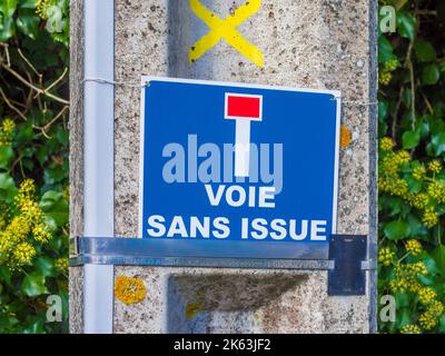 „Voie Sans Issue“ oder „Dead End Lane“ / kein Weg durch das Straßenschild - Le Petit-Pressigny, Indre-et-Loire (37), Frankreich. Stockfoto