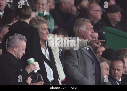 Glasgow, Großbritannien. 11. Oktober 2022. Fußball: Champions League, Celtic Glasgow - RB Leipzig, Gruppenphase, Gruppe F, Matchday 4 im Celtic Park: Sänger Rod Stewart ist auf der Tribüne. Quelle: Jan Woitas/dpa/Alamy Live News Stockfoto