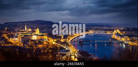 Erhöhter Panoramablick auf die Skyline von Budapest, Ungarn, während der Winterabendzeit Stockfoto