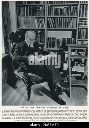 WINSTON CHURCHILL (1874 - 1965), zu Hause, Lesung, am Vorabend des Zweiten Weltkriegs. Stockfoto