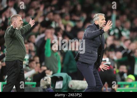 Glasgow, Großbritannien. 11. Oktober 2022. Fußball: Champions League, Celtic Glasgow - RB Leipzig, Gruppenphase, Gruppe F, Matchday 4 im Celtic Park: Celtic-Coach Ange Postecoglou (l) und Leipzig-Trainer Marco Rose Geste während des Spiels. Quelle: Jan Woitas/dpa/Alamy Live News Stockfoto