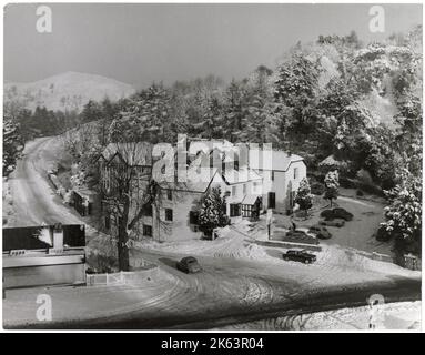 Das Malvern Hills Hotel, nur einen Steinwurf vom Iron Age Hill entfernt, beherbergt das 'British Camp' und liegt im Winterschnee in Herefordshire, England. Stockfoto