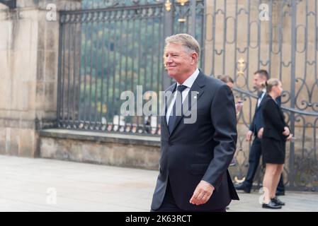 Der rumänische Präsident Klaus Werner Iohannis vor dem Gipfeltreffen der Europäischen Politischen Gemeinschaft in Prag. Es handelt sich um das erste Treffen, das jemals von einem breiteren Format von Mitgliedstaaten der Europäischen Union und anderen europäischen Ländern auf dem gesamten Kontinent durchgeführt wurde. Stockfoto