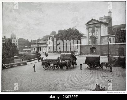 Der Westeingang von St. Bartholomew Hospital, London, zeigt das Pförtnerhaus, das 17002 mit einer Statue von Heinrich VIII. Erbaut wurde Stockfoto