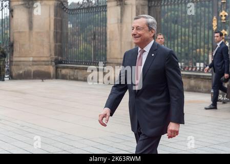 Der italienische Ministerpräsident Mario Draghi vor dem Gipfeltreffen der Europäischen Politischen Gemeinschaft in Prag. Es handelt sich um das erste Treffen, das jemals von einem breiteren Format von Mitgliedstaaten der Europäischen Union und anderen europäischen Ländern auf dem gesamten Kontinent durchgeführt wurde. Stockfoto