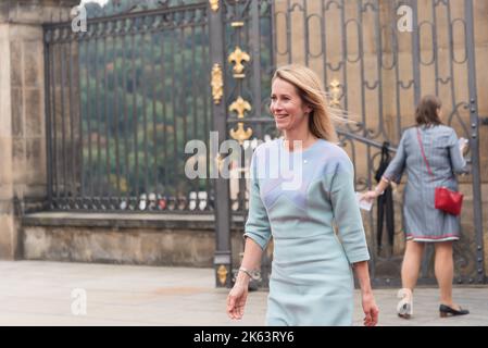 Der Premierminister von Estland, Kaja Kallas, wurde vor dem Gipfeltreffen der Europäischen Politischen Gemeinschaft in Prag gesehen. Es handelt sich um das erste Treffen, das jemals von einem breiteren Format von Mitgliedstaaten der Europäischen Union und anderen europäischen Ländern auf dem gesamten Kontinent durchgeführt wurde. Stockfoto