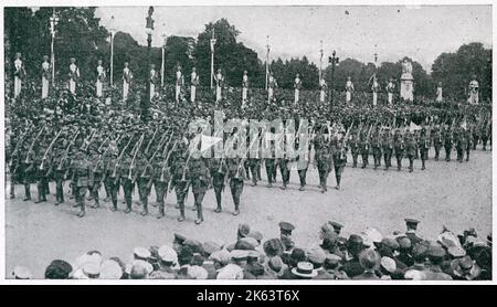 Peace Parade in London, um das Ende des Ersten Weltkriegs zu feiern, Foto mit Vertretern von 3. Royal Inniskilling Fusiliers in Führung. Stockfoto