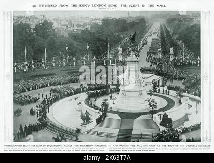 Foto vom Buckingham Palace, der Prozession, die zum Saluting Point auf dem Dach des Victoria Memorial, das zur Mall zeigt, marschiert. Stockfoto