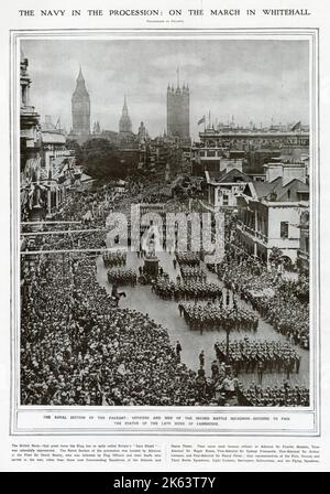 Feierlichkeiten zum Friedenstag, um das Ende des Ersten Weltkriegs zu feiern. Die Navy-Abteilung des Schönheitswettbewerbs. Offiziere und Männer der zweiten Kampfgeschwader, die sich aufteilen, um die Statue des verstorbenen Herzogs von Cambridge zu passieren. Stockfoto