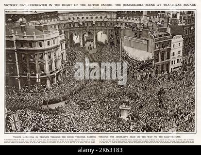 Truppen marschieren triumphierend durch die dichten Menschenmassen, passieren den Admiralty Arch auf dem Weg zur Saluting-Base, um das Ende des Ersten Weltkriegs zu feiern. Datum: 19. Juli 1919 Stockfoto