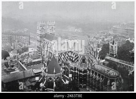 Blick aus der Vogelperspektive von der Spitze des Victoria Tower auf die Rückseite der Westminster Abbey. Stockfoto