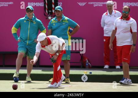 Chris TURNBULL (Skip) aus England (im Bild) gegen Australien in den para Mixed Pairs B2/B3 - Bronze Medal Match in den Rasenschalen bei den Commonwealth Games 2022 im Victoria Park, Royal Leamington Spa. Stockfoto