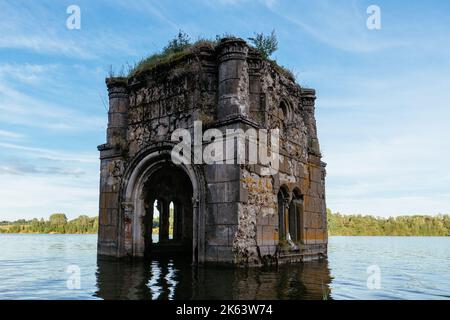 Alte überflutete ruinierte verlassene Kirche. Uralte Ruinen auf dem Wasser Stockfoto