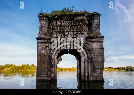 Alte überflutete ruinierte verlassene Kirche. Uralte Ruinen auf dem Wasser Stockfoto