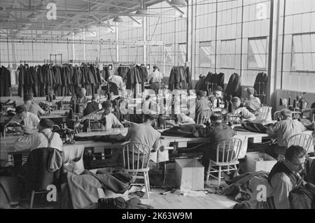 Das Innere der kooperativen Bekleidungsfabrik auf Jersey Homesteads zeigt einige der achtzig Homesteaders bei ihrer Arbeit und einige der von ihnen hergestellten Damenmäntel. Hightstown, New Jersey. Datum: 1936. Nov Stockfoto