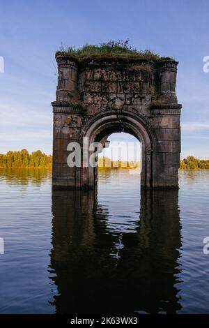 Alte überflutete ruinierte verlassene Kirche. Uralte Ruinen auf dem Wasser Stockfoto