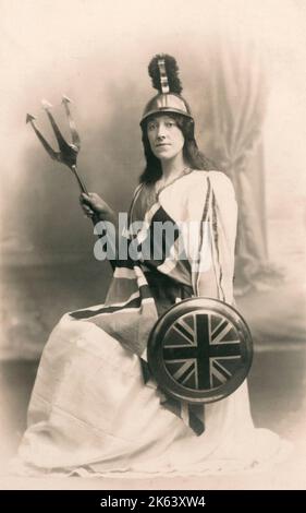 Eine Frau, die in das Kostüm des nationalen Archetyps 'Britannia' gekleidet ist, komplett mit Helmdreizack und Union-Flag-Schild! Datum: Ca. 1909 Stockfoto