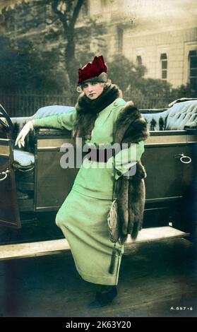 Gladys Cooper (1888-1971) - englische Bühne, Film- und TV-Schauspielerin - lehnt sich gegen ein prächtiges, frühes, offenes Auto, möglicherweise einen Rolls Royce. Stockfoto