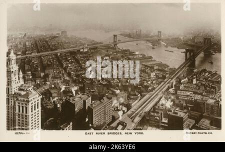 Blick von der Spitze des Woolworth Building in Richtung der East River Bridges (Brooklyn Bridge und Manhattan Bridge), New York, USA. Stockfoto