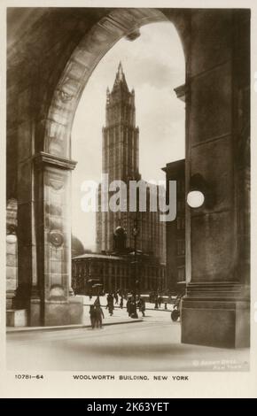 Das Woolworth Building, New York City, USA. Entworfen von dem Architekten Cass Gilbert und gelegen am 233 Broadway in Manhattan, New York City. Es war das höchste Gebäude der Welt von 1913 bis 1930, mit einer Höhe von 792 Fuß. Stockfoto