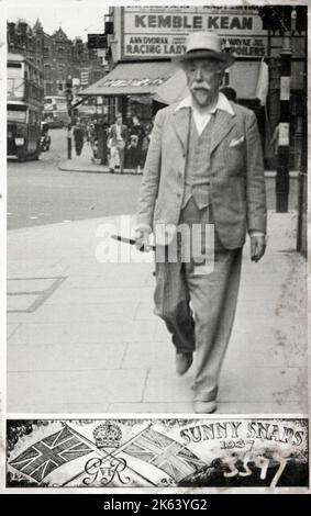 Ein klug gekleideter älterer Mann in einem dreiteiligen Nadelstreifenanzug, der eine weiße Fedora trägt und durch eine London Street schlendert. Stockfoto