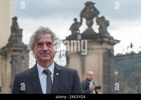 Prag, Tschechische Republik. 6. Oktober 2022. Der slowenische Ministerpräsident Robert Golob vor dem Gipfeltreffen der Europäischen Politischen Gemeinschaft in Prag. Es handelt sich um das erste Treffen, das jemals von einem breiteren Format von Mitgliedstaaten der Europäischen Union und anderen europäischen Ländern auf dem gesamten Kontinent durchgeführt wurde. (Bild: © Tomas Tkacik/SOPA Images via ZUMA Press Wire) Stockfoto