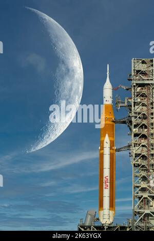 Orion-Raumschiff auf der Startfläche und Big Moon im Hintergrund. Artemis-Weltraumprogramm zur Erforschung des Sonnensystems. Elemente dieses Bildes, die von der NASA eingerichtet wurden. Stockfoto