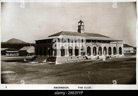 Royal Marines Barracks (später The Exiles Club), Heritage Point, Ascension Island. Obwohl 1833 mit dem Bau begonnen wurde, sollte die Kaserne erst 1836 fertiggestellt und bewohnbar sein. Ursprünglich ein einstöckiges Gebäude, ein zweiter Stock und ein Uhrenturm wurden irgendwann nach 1848 hinzugefügt. Die Baracken hielten bis 1903 Männer auf, die nach Ascension entsandt wurden, wo sie als Geschäfte genutzt wurden, während die Keller als Magazin dienten. In der zweiten Hälfte des 20.. Jahrhunderts wurde das Gebäude vom Exiles Club besetzt. Ascension Island wird als Teil des britischen Überseegebiets Saint He regiert Stockfoto