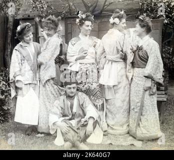 Eine Gruppe von 1920s Männern und Frauen in schicken Kleidern - alle in pseudio-japanischer Kleidung. Stockfoto