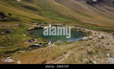 Eine schöne Aufnahme des Juta-Tals in der Nähe des Kaukasus-Gebirges in Kazbegi, Mzcheta-Mtianeti, Georgien Stockfoto