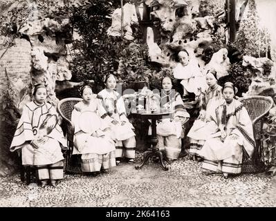 Vintage-Foto aus dem 19.. Jahrhundert: Gruppe junger chinesischer Frauen mit gebundenen Füßen Stockfoto